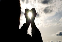 风雨中坚守主场强势守住积分榜领先位置